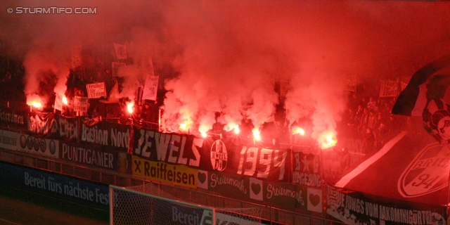 Sturm Graz - Austria Wien
Oesterreichische Fussball Bundesliga, 18. Runde, SK Sturm Graz - FK Austria Wien, Stadion Liebenau Graz, 10.12.2011. 

Foto zeigt Fans von Sturm mit einer Choreografie
Schlüsselwörter: pyrotechnik