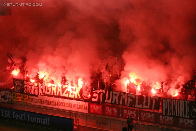 Sturm Graz - Austria Wien
Oesterreichische Fussball Bundesliga, 18. Runde, SK Sturm Graz - FK Austria Wien, Stadion Liebenau Graz, 10.12.2011. 

Foto zeigt Fans von Sturm mit einer Choreografie
Schlüsselwörter: pyrotechnik