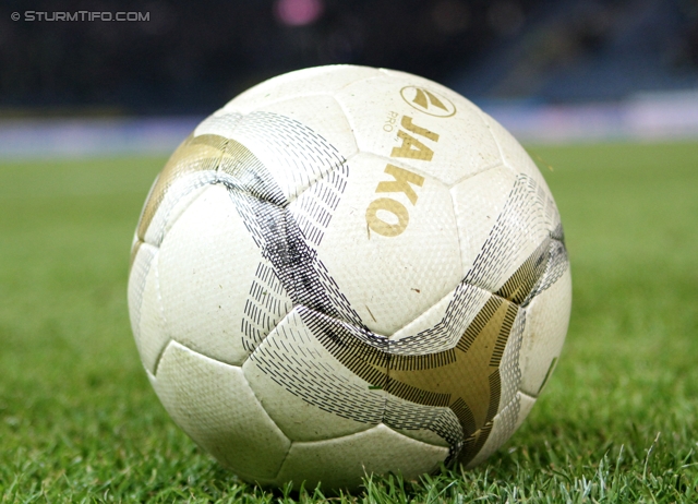 Sturm Graz - Austria Wien
Oesterreichische Fussball Bundesliga, 18. Runde, SK Sturm Graz - FK Austria Wien, Stadion Liebenau Graz, 10.12.2011. 

Foto zeigt ein Feature mit dem Ball
