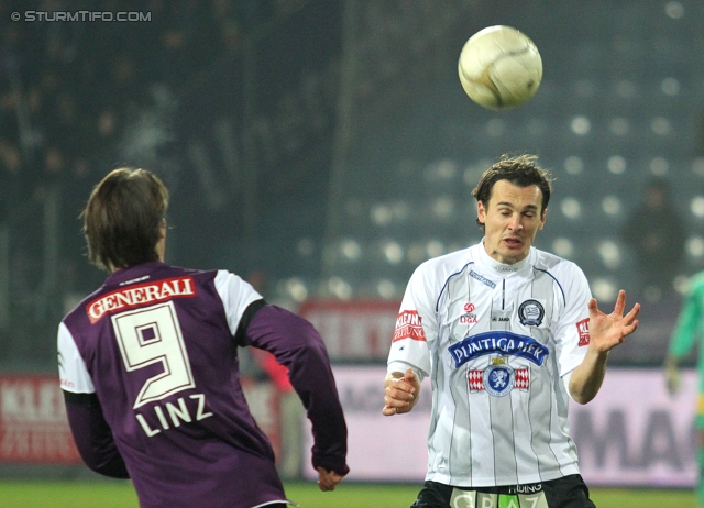 Sturm Graz - Austria Wien
Oesterreichische Fussball Bundesliga, 18. Runde, SK Sturm Graz - FK Austria Wien, Stadion Liebenau Graz, 10.12.2011. 

Foto zeigt Roland Linz (Austria) und Thomas Burgstaller (Sturm)
Schlüsselwörter: kopfball