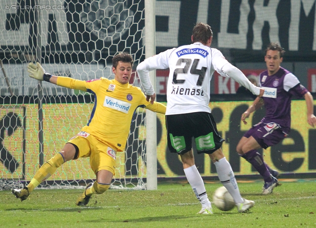 Sturm Graz - Austria Wien
Oesterreichische Fussball Bundesliga, 18. Runde, SK Sturm Graz - FK Austria Wien, Stadion Liebenau Graz, 10.12.2011. 

Foto zeigt Pascal Gruenwald (Austria) und Roman Kienast (Sturm)
Schlüsselwörter: tor