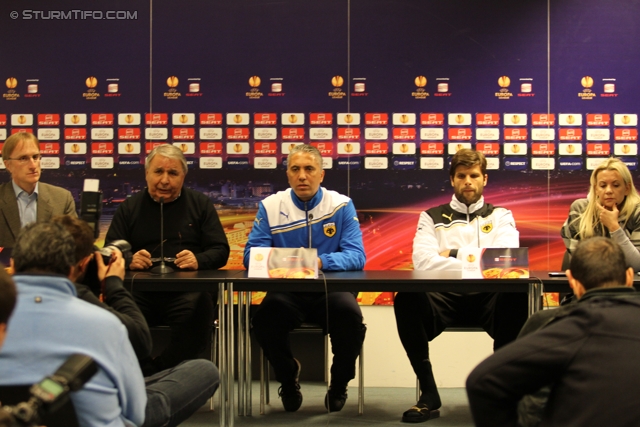 Vorberichte Sturm Graz - AEK Athen
UEFA Europa League Gruppenphase 6. Spieltag,  Vorberichte SK Sturm Graz - AEK Athen, Pressekonferenz und Abschlusstraining, Stadion Liebenau Graz, 13.12.2011. 

Foto zeigt Herbert Orthacker (Mitarbeiter Sturm), einen Dolmetsch, Nikos Kostenoglou (Cheftrainer AEK Athen), Dimitris Konstantopoulos (AEK Athen) und Journalisten
