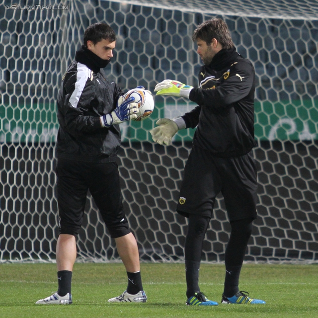 Vorberichte Sturm Graz - AEK Athen
UEFA Europa League Gruppenphase 6. Spieltag,  Vorberichte SK Sturm Graz - AEK Athen, Pressekonferenz und Abschlusstraining, Stadion Liebenau Graz, 13.12.2011. 

Foto zeigt Giannis Arabatzis (AEK Athen) und Dimitris Konstantopoulos (AEK Athen)
