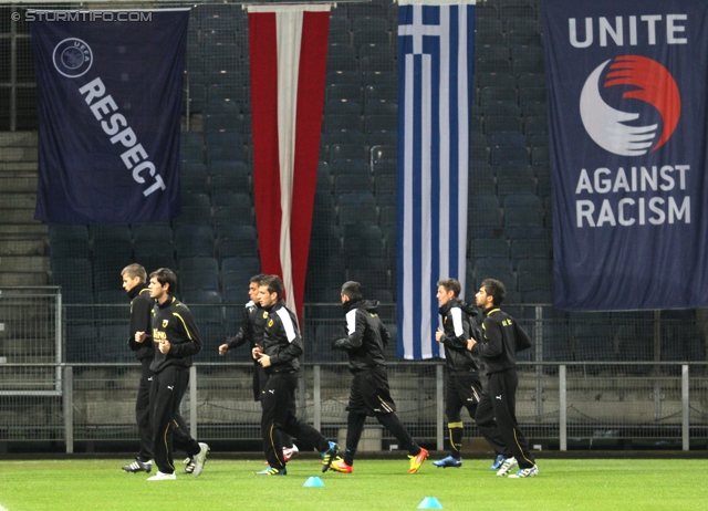 Vorberichte Sturm Graz - AEK Athen
UEFA Europa League Gruppenphase 6. Spieltag,  Vorberichte SK Sturm Graz - AEK Athen, Pressekonferenz und Abschlusstraining, Stadion Liebenau Graz, 13.12.2011. 

Foto zeigt Spieler von AEK Athen und Flaggen
