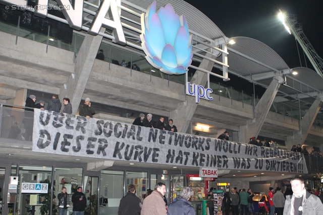 Sturm Graz - AEK Athen
UEFA Europa League Gruppenphase 6. Spieltag, SK Sturm Graz - AEK Athen, Stadion Liebenau Graz, 14.12.2011. 

Foto zeigt die Nordkurve mit einem Spruchband
