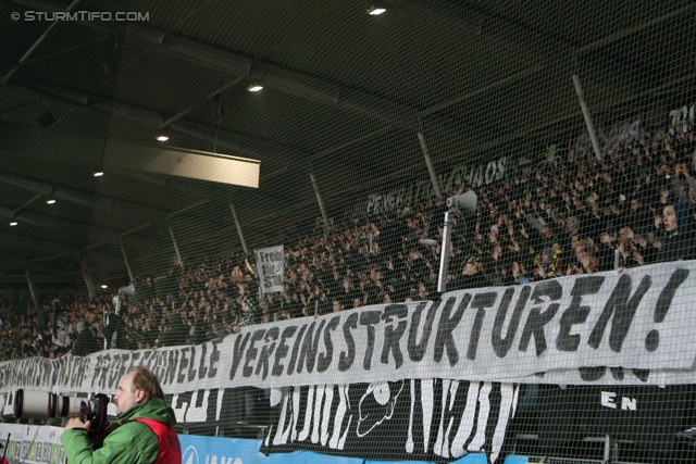 Sturm Graz - AEK Athen
UEFA Europa League Gruppenphase 6. Spieltag, SK Sturm Graz - AEK Athen, Stadion Liebenau Graz, 14.12.2011. 

Foto zeigt Fans von Sturm mit einem Spruchband
Schlüsselwörter: protest