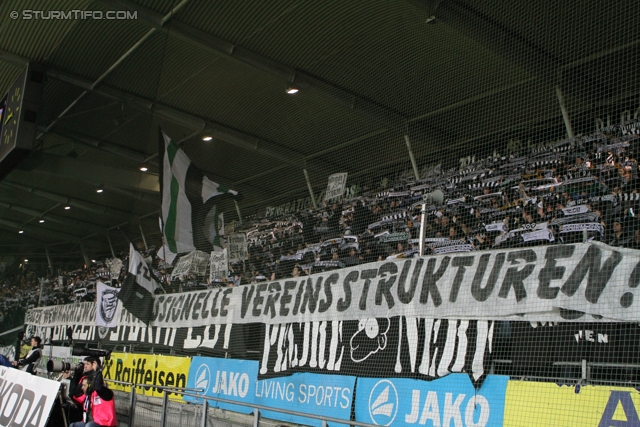 Sturm Graz - AEK Athen
UEFA Europa League Gruppenphase 6. Spieltag, SK Sturm Graz - AEK Athen, Stadion Liebenau Graz, 14.12.2011. 

Foto zeigt Fans von Sturm mit einem Spruchband
Schlüsselwörter: protest