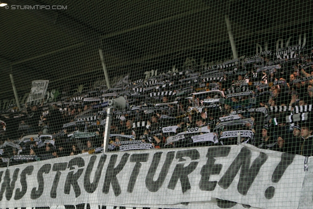 Sturm Graz - AEK Athen
UEFA Europa League Gruppenphase 6. Spieltag, SK Sturm Graz - AEK Athen, Stadion Liebenau Graz, 14.12.2011. 

Foto zeigt Fans von Sturm mit einem Spruchband
Schlüsselwörter: protest