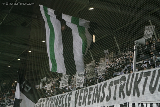 Sturm Graz - AEK Athen
UEFA Europa League Gruppenphase 6. Spieltag, SK Sturm Graz - AEK Athen, Stadion Liebenau Graz, 14.12.2011. 

Foto zeigt Fans von Sturm mit einem Spruchband
Schlüsselwörter: protest