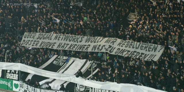 Sturm Graz - AEK Athen
UEFA Europa League Gruppenphase 6. Spieltag, SK Sturm Graz - AEK Athen, Stadion Liebenau Graz, 14.12.2011. 

Foto zeigt Fans von Sturm mit einem Spruchband
Schlüsselwörter: protest