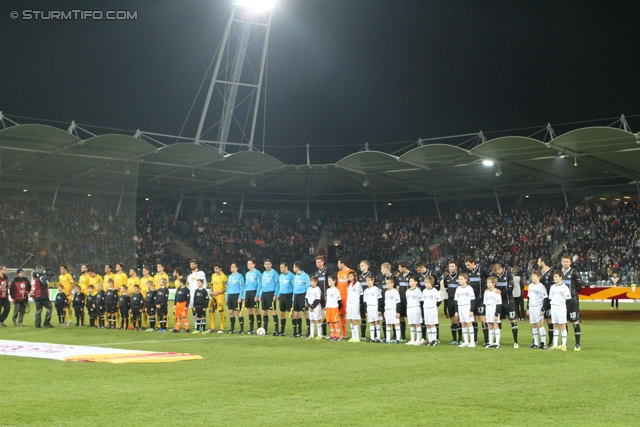 Sturm Graz - AEK Athen
UEFA Europa League Gruppenphase 6. Spieltag, SK Sturm Graz - AEK Athen, Stadion Liebenau Graz, 14.12.2011. 

Foto zeigt die Mannschaft von AEK Athen, das Schiedsrichterteam und die Mannschaft von Sturm
