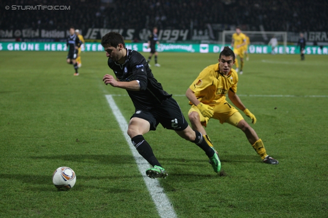 Sturm Graz - AEK Athen
UEFA Europa League Gruppenphase 6. Spieltag, SK Sturm Graz - AEK Athen, Stadion Liebenau Graz, 14.12.2011. 

Foto zeigt Giorgi Popkhadze (Sturm) und Viktor Klonaridis (AEK Athen)
