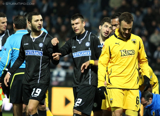 Sturm Graz - AEK Athen
UEFA Europa League Gruppenphase 6. Spieltag, SK Sturm Graz - AEK Athen, Stadion Liebenau Graz, 14.12.2011. 

Foto zeigt Darko Bodul (Sturm), Milan Dudic (Sturm) und Cala (AEK Athen)
