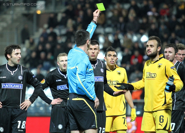 Sturm Graz - AEK Athen
UEFA Europa League Gruppenphase 6. Spieltag, SK Sturm Graz - AEK Athen, Stadion Liebenau Graz, 14.12.2011. 

Foto zeigt Joachim Standfest (Sturm). Schiedsrichter Alexandru Deaconu (ROM), Milan Dudic (Sturm) und Cala (AEK Athen)
Schlüsselwörter: gelbe
