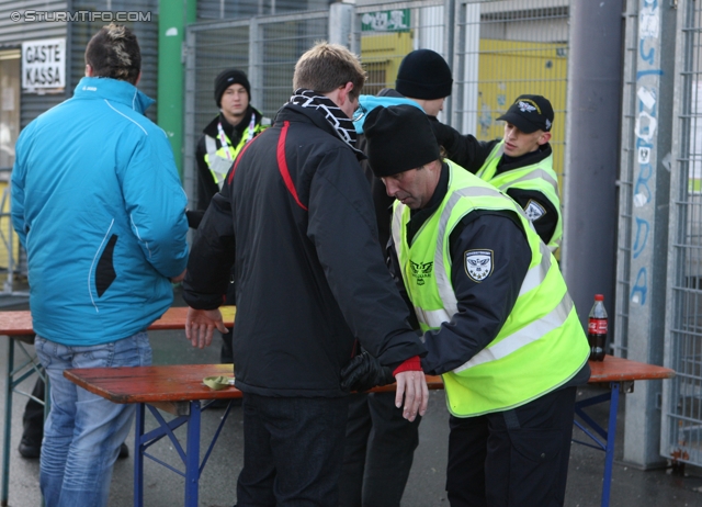 Ried - Sturm Graz
Oesterreichische Fussball Bundesliga, 19. Runde,  SV Ried - SK Sturm Graz, Arena Ried, 17.12.2011. 

Foto zeigt Einlasskontrollen beim Gaestesektor
