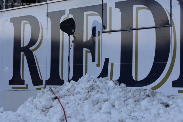 Ried - Sturm Graz
Oesterreichische Fussball Bundesliga, 19. Runde,  SV Ried - SK Sturm Graz, Arena Ried, 17.12.2011. 

Foto zeigt eine Werbetafel und Schnee
Schlüsselwörter: wetter