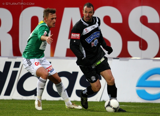 Ried - Sturm Graz
Oesterreichische Fussball Bundesliga, 19. Runde,  SV Ried - SK Sturm Graz, Arena Ried, 17.12.2011. 

Foto zeigt Thomas Reifeltshammer (Ried) und Mario Haas (Sturm)
