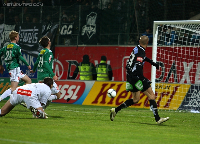 Ried - Sturm Graz
Oesterreichische Fussball Bundesliga, 19. Runde,  SV Ried - SK Sturm Graz, Arena Ried, 17.12.2011. 

Foto zeigt Thomas Gebauer (Ried) und Patrick Wolf (Sturm)
Schlüsselwörter: tor