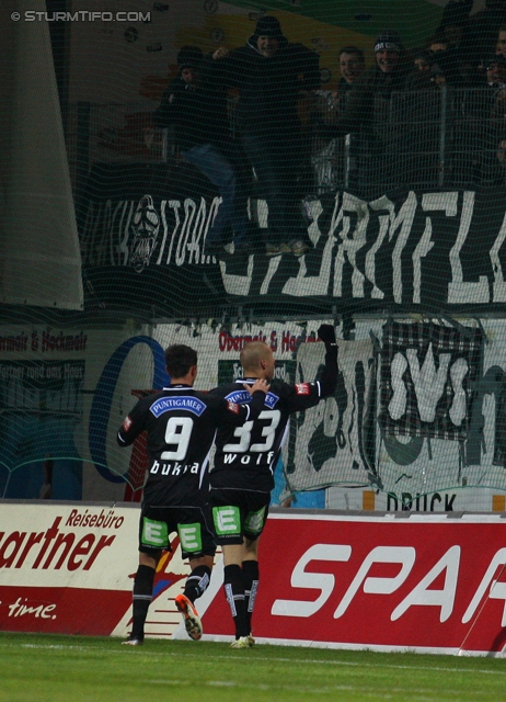 Ried - Sturm Graz
Oesterreichische Fussball Bundesliga, 19. Runde,  SV Ried - SK Sturm Graz, Arena Ried, 17.12.2011. 

Foto zeigt Haris Bukva (Sturm) und Patrick Wolf (Sturm)
Schlüsselwörter: torjubel