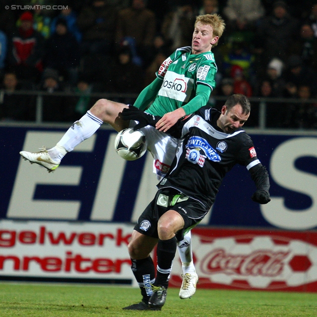 Ried - Sturm Graz
Oesterreichische Fussball Bundesliga, 19. Runde,  SV Ried - SK Sturm Graz, Arena Ried, 17.12.2011. 

Foto zeigt Thomas Reifeltshammer (Ried) und Mario Haas (Sturm)
