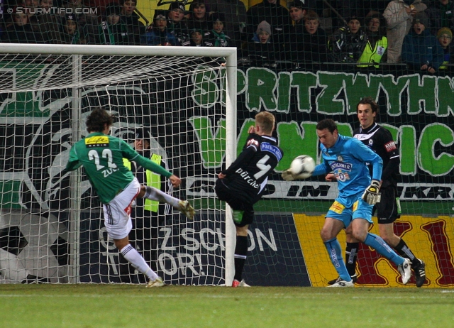 Ried - Sturm Graz
Oesterreichische Fussball Bundesliga, 19. Runde,  SV Ried - SK Sturm Graz, Arena Ried, 17.12.2011. 

Foto zeigt Robert Zulj (Ried), Dominic Puercher (Sturm) und Silvije Cavlina (Sturm)
