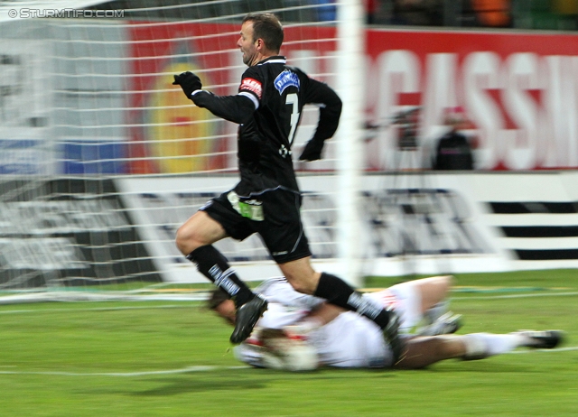 Ried - Sturm Graz
Oesterreichische Fussball Bundesliga, 19. Runde,  SV Ried - SK Sturm Graz, Arena Ried, 17.12.2011. 

Foto zeigt Mario Haas (Sturm) und Thomas Gebauer (Ried)
