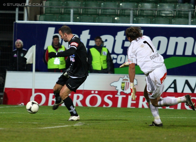 Ried - Sturm Graz
Oesterreichische Fussball Bundesliga, 19. Runde,  SV Ried - SK Sturm Graz, Arena Ried, 17.12.2011. 

Foto zeigt Mario Haas (Sturm) und Thomas Gebauer (Ried)
