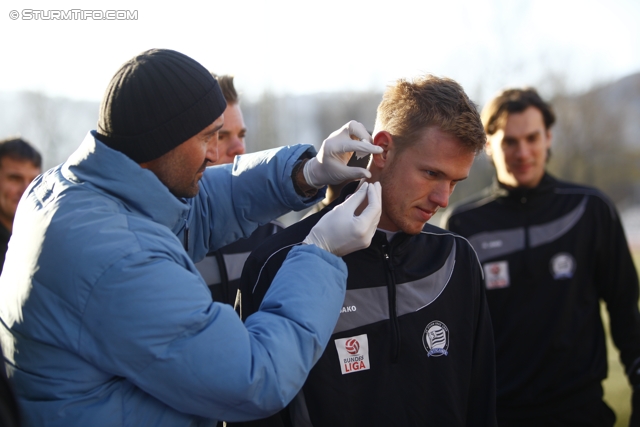 Laktattest Sturm Graz
Oesterreichische Fussball Bundesliga, Laktattest SK Sturm Graz, Sportstadion Gratkorn, 9.1.2012. 

Foto zeigt einen Sportmediziner und Dominic Puercher (Sturm)
