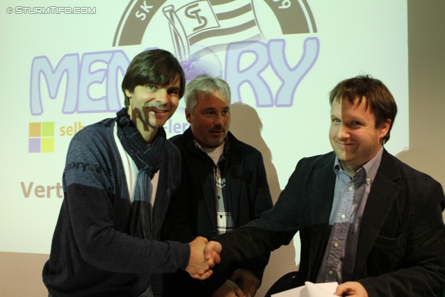 Praesentation Sturmmemory
Oesterreichische Fussball Bundesliga, Praesentation Sturmmemory, Restaurant San Pietro Graz, 13.1.2012. 

Foto zeigt Gilbert Prilasnig (Jugendleiter Sturm), Jens Mengeler (Memory International) und einen Vertreter vom FC Stattegg
