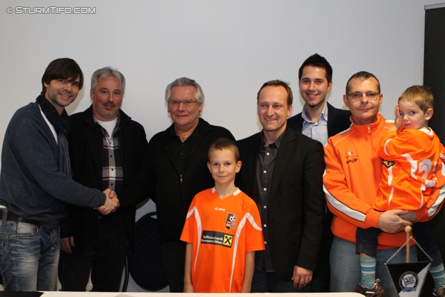 Praesentation Sturmmemory
Oesterreichische Fussball Bundesliga, Praesentation Sturmmemory, Restaurant San Pietro Graz, 13.1.2012. 

Foto zeigt Gilbert Prilasnig (Jugendleiter Sturm), Jens Mengeler (Memory International) und Vertreter von Goessendorf
