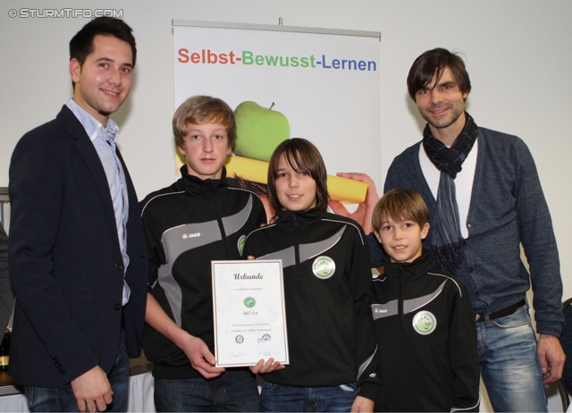 Praesentation Sturmmemory
Oesterreichische Fussball Bundesliga, Praesentation Sturmmemory, Restaurant San Pietro Graz, 13.1.2012. 

Foto zeigt Georg Kaufmann (Jugendtrainer Sturm), Gilbert Prilasnig (Jugendleiter Sturm) und Jugendspieler vom FAZ Ost
