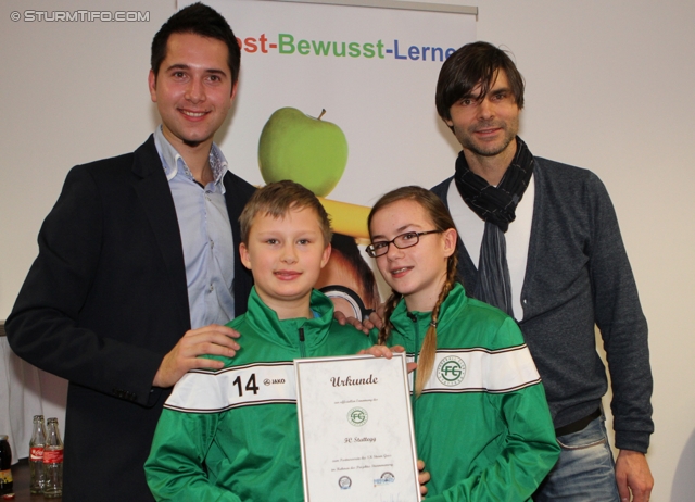 Praesentation Sturmmemory
Oesterreichische Fussball Bundesliga, Praesentation Sturmmemory, Restaurant San Pietro Graz, 13.1.2012. 

Foto zeigt Georg Kaufmann (Jugendtrainer Sturm), Gilbert Prilasnig (Jugendleiter Sturm) und Jugendspieler vom FC Stattegg
