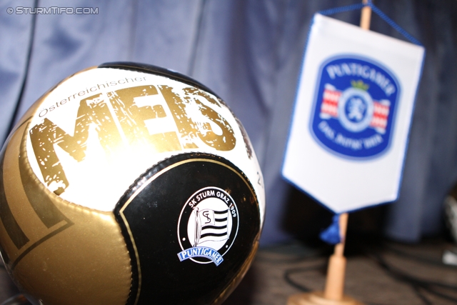 ao. Generalversammlung Sturm
Oesterreichische Fussball Bundesliga, Ausserordentliche Generalversammlung SK Sturm, Brauhaus Puntigam Graz, 17.1.2012. 

Foto zeigt ein Feature mit einem Ball und einer Puntigamer Wimpel
