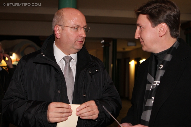 ao. Generalversammlung Sturm
Oesterreichische Fussball Bundesliga, Ausserordentliche Generalversammlung SK Sturm, Brauhaus Puntigam Graz, 17.1.2012. 

Foto zeigt Hans Rinner (Praesident Bundesliga) und ein Mitglied
