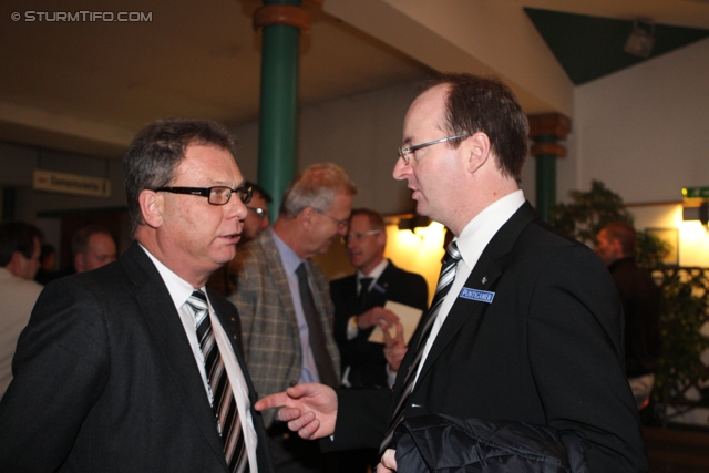 ao. Generalversammlung Sturm
Oesterreichische Fussball Bundesliga, Ausserordentliche Generalversammlung SK Sturm, Brauhaus Puntigam Graz, 17.1.2012. 

Foto zeigt ein Mitglied und Herbert Ritter (Vorstand Sturm)
