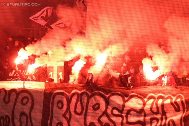 Sturm Graz - Mattersburg
Oesterreichische Fussball Bundesliga, 20. Runde,  SK Sturm Graz - SV Mattersburg, Stadion Liebenau Graz, 11.02.2012. 

Foto zeigt Fans von Sturm
Schlüsselwörter: pyrotechnik