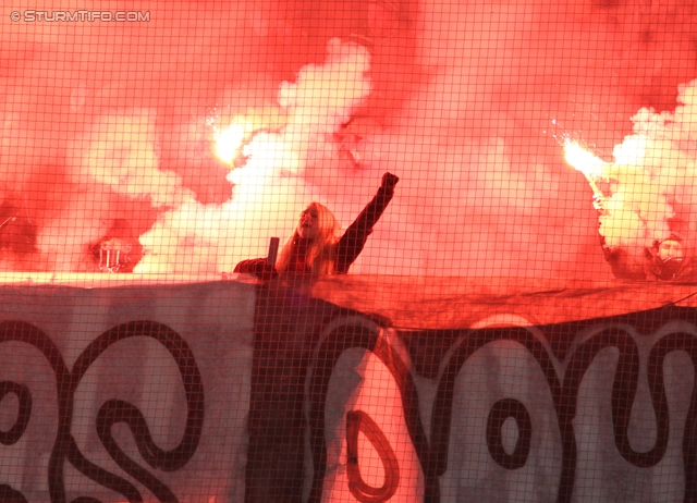 Sturm Graz - Mattersburg
Oesterreichische Fussball Bundesliga, 20. Runde,  SK Sturm Graz - SV Mattersburg, Stadion Liebenau Graz, 11.02.2012. 

Foto zeigt Fans von Sturm
Schlüsselwörter: pyrotechnik