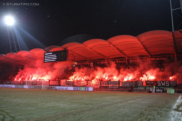 Sturm Graz - Mattersburg
Oesterreichische Fussball Bundesliga, 20. Runde,  SK Sturm Graz - SV Mattersburg, Stadion Liebenau Graz, 11.02.2012. 

Foto zeigt Fans von Sturm
Schlüsselwörter: pyrotechnik