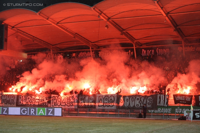 Sturm Graz - Mattersburg
Oesterreichische Fussball Bundesliga, 20. Runde,  SK Sturm Graz - SV Mattersburg, Stadion Liebenau Graz, 11.02.2012. 

Foto zeigt Fans von Sturm
Schlüsselwörter: pyrotechnik