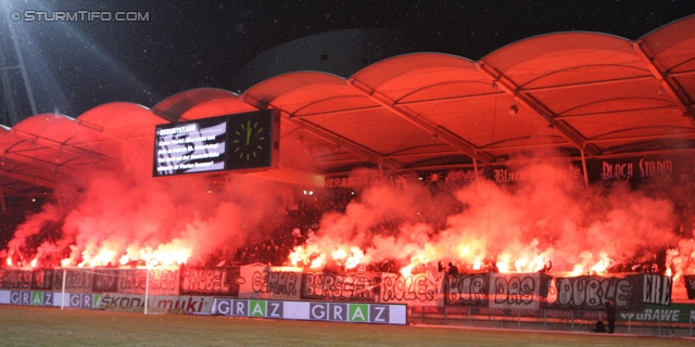 Sturm Graz - Mattersburg
Oesterreichische Fussball Bundesliga, 20. Runde,  SK Sturm Graz - SV Mattersburg, Stadion Liebenau Graz, 11.02.2012. 

Foto zeigt Fans von Sturm
Schlüsselwörter: pyrotechnik