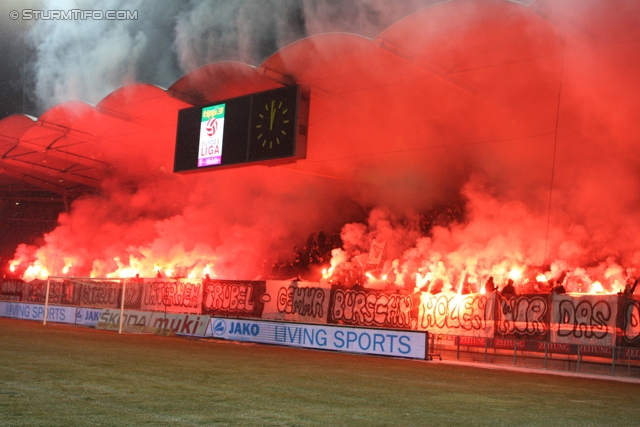 Sturm Graz - Mattersburg
Oesterreichische Fussball Bundesliga, 20. Runde,  SK Sturm Graz - SV Mattersburg, Stadion Liebenau Graz, 11.02.2012. 

Foto zeigt Fans von Sturm
Schlüsselwörter: pyrotechnik