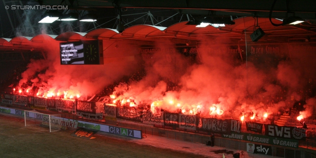 Sturm Graz - Mattersburg
Oesterreichische Fussball Bundesliga, 20. Runde,  SK Sturm Graz - SV Mattersburg, Stadion Liebenau Graz, 11.02.2012. 

Foto zeigt Fans von Sturm
Schlüsselwörter: pyrotechnik