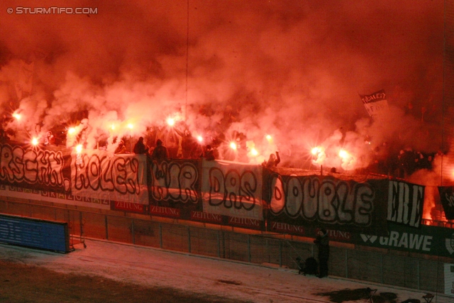 Sturm Graz - Mattersburg
Oesterreichische Fussball Bundesliga, 20. Runde,  SK Sturm Graz - SV Mattersburg, Stadion Liebenau Graz, 11.02.2012. 

Foto zeigt Fans von Sturm
Schlüsselwörter: pyrotechnik