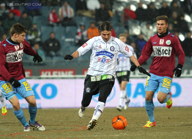 Sturm Graz - Mattersburg
Oesterreichische Fussball Bundesliga, 20. Runde,  SK Sturm Graz - SV Mattersburg, Stadion Liebenau Graz, 11.02.2012. 

Foto zeigt Imre Szabics (Sturm) und Manuel Seidl (Mattersburg)
