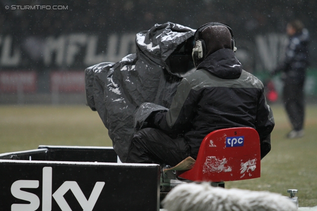 Sturm Graz - Mattersburg
Oesterreichische Fussball Bundesliga, 20. Runde,  SK Sturm Graz - SV Mattersburg, Stadion Liebenau Graz, 11.02.2012. 

Foto zeigt einen Kameramann
Schlüsselwörter: wetter