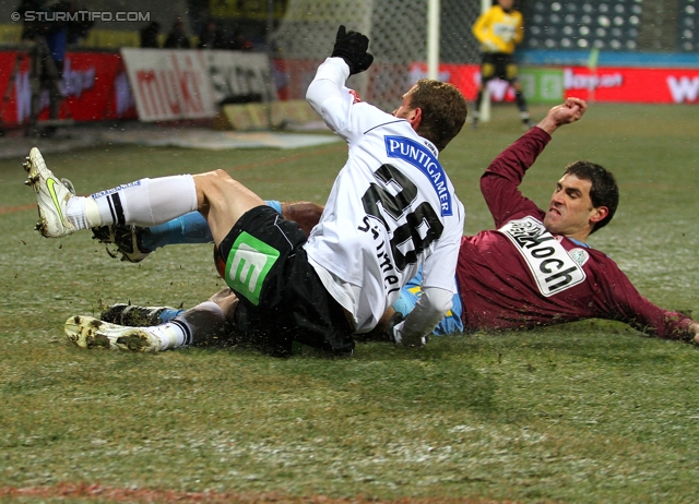 Sturm Graz - Mattersburg
Oesterreichische Fussball Bundesliga, 20. Runde,  SK Sturm Graz - SV Mattersburg, Stadion Liebenau Graz, 11.02.2012. 

Foto zeigt Juergen Saeumel (Sturm) und Nedeljko Malic (Mattersburg)
