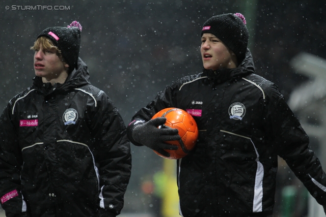 Sturm Graz - Mattersburg
Oesterreichische Fussball Bundesliga, 20. Runde,  SK Sturm Graz - SV Mattersburg, Stadion Liebenau Graz, 11.02.2012. 

Foto zeigt Ballbuben
Schlüsselwörter: wetter