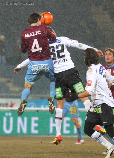 Sturm Graz - Mattersburg
Oesterreichische Fussball Bundesliga, 20. Runde,  SK Sturm Graz - SV Mattersburg, Stadion Liebenau Graz, 11.02.2012. 

Foto zeigt Nedeljko Malic (Mattersburg) und Srdjan Pavlov (Sturm)
