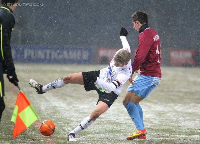 Sturm Graz - Mattersburg
Oesterreichische Fussball Bundesliga, 20. Runde,  SK Sturm Graz - SV Mattersburg, Stadion Liebenau Graz, 11.02.2012. 

Foto zeigt Andreas Hoelzl (Sturm) und Marvin Potzmann (Mattersburg)
