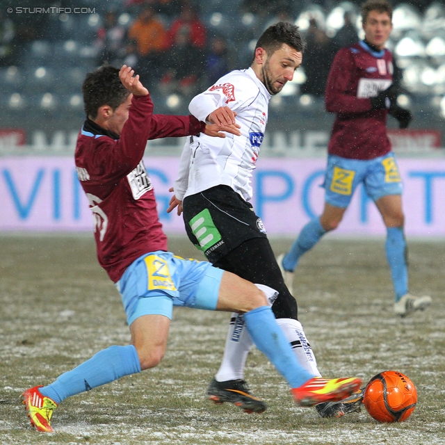 Sturm Graz - Mattersburg
Oesterreichische Fussball Bundesliga, 20. Runde,  SK Sturm Graz - SV Mattersburg, Stadion Liebenau Graz, 11.02.2012. 

Foto zeigt Marvin Potzmann (Mattersburg) und Darko Bodul (Sturm)
